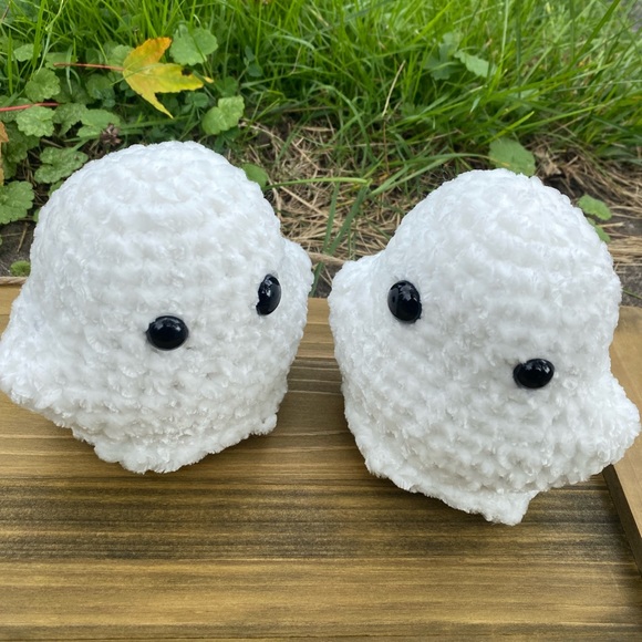 Handmade velvet crochet ghost plushie - Picture 2 of 7